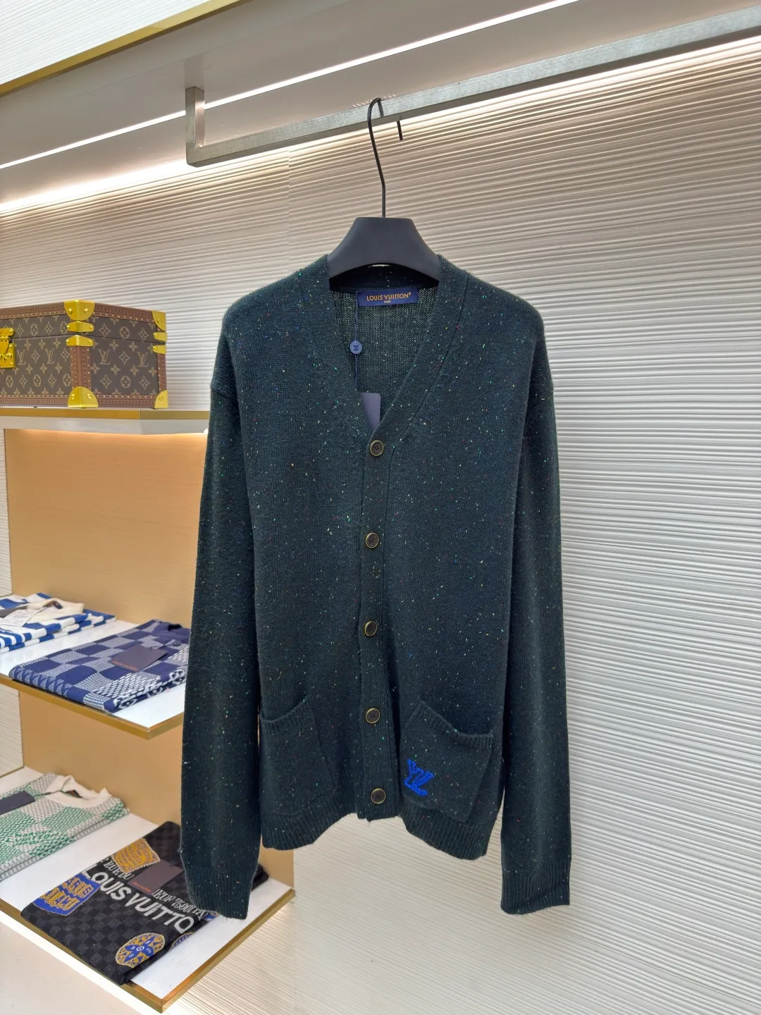 LOUIS VUITTON ●Description: This soft cashmere knitted cardigan has a deep body embellished with contrasting spotted elements, and the left pocket is embroidered with exquisite texture!V logo, echoing the Japanese craftsmanship inspiration in the PharrellWilliams and Nigo collaboration series. The light yet gorgeous style makes it a great choice for layering across seasons. The overall wiring is straight and delicate, the fabric is comfortable and soft, and the color is consistent without color difference. It can be matched with the same style to create a fashionable look and control various occasions. Customized accessories, complete with three standards, same style for men and women!